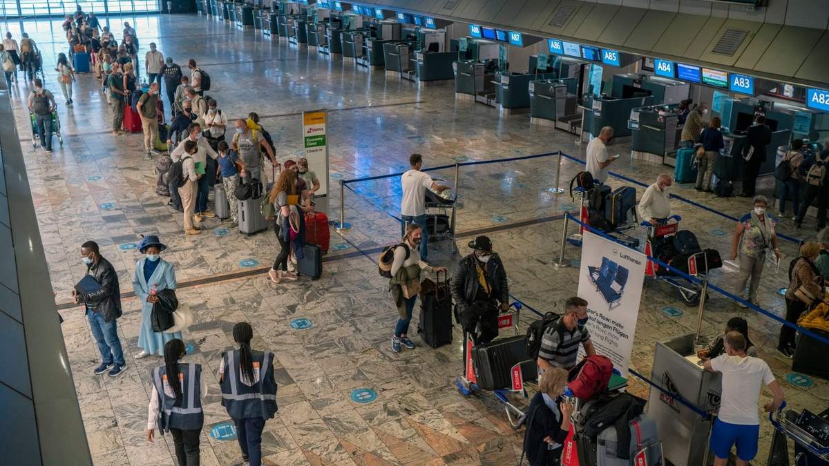 El aeropuerto de Johannesburgo, en Sudáfrica, país que detectó la variante omicron del coronavirus