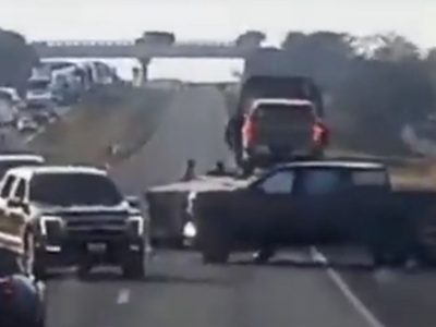 Comando cierra autopista, intercepta tráiler y roba camionetas de lujo (Video)