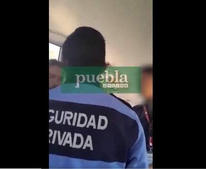 El papá del joven que golpeó a guardia en Angelópolis también fue grabado agrediendo a un guardia