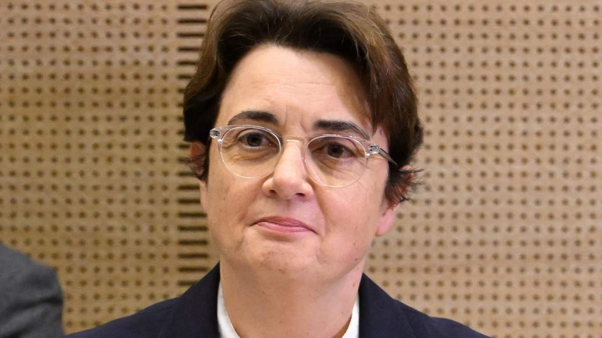 Laurence des Cars, directora del museo del Louvre, posa ante una audiencia en la comisión de Cultura del Senado, tres días después de que joyas históricas fueran robadas en un audaz robo a plena luz del día, el 22 de octubre de 2025 en París