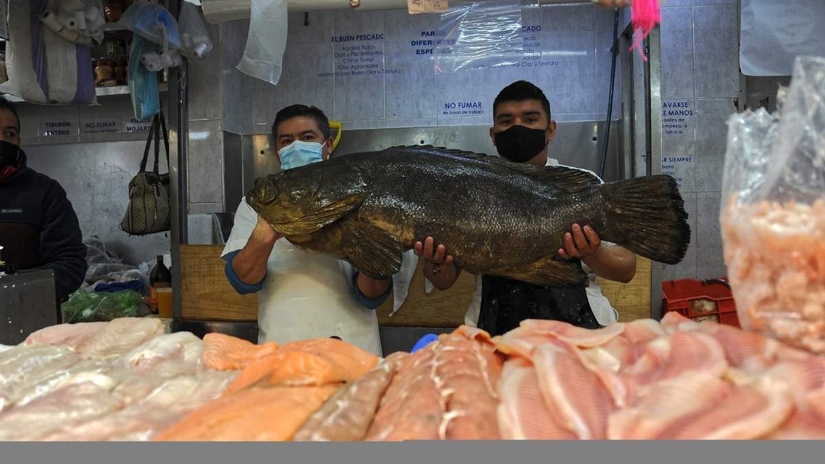 Venta de carnes y pescado en mercado de Querétaro