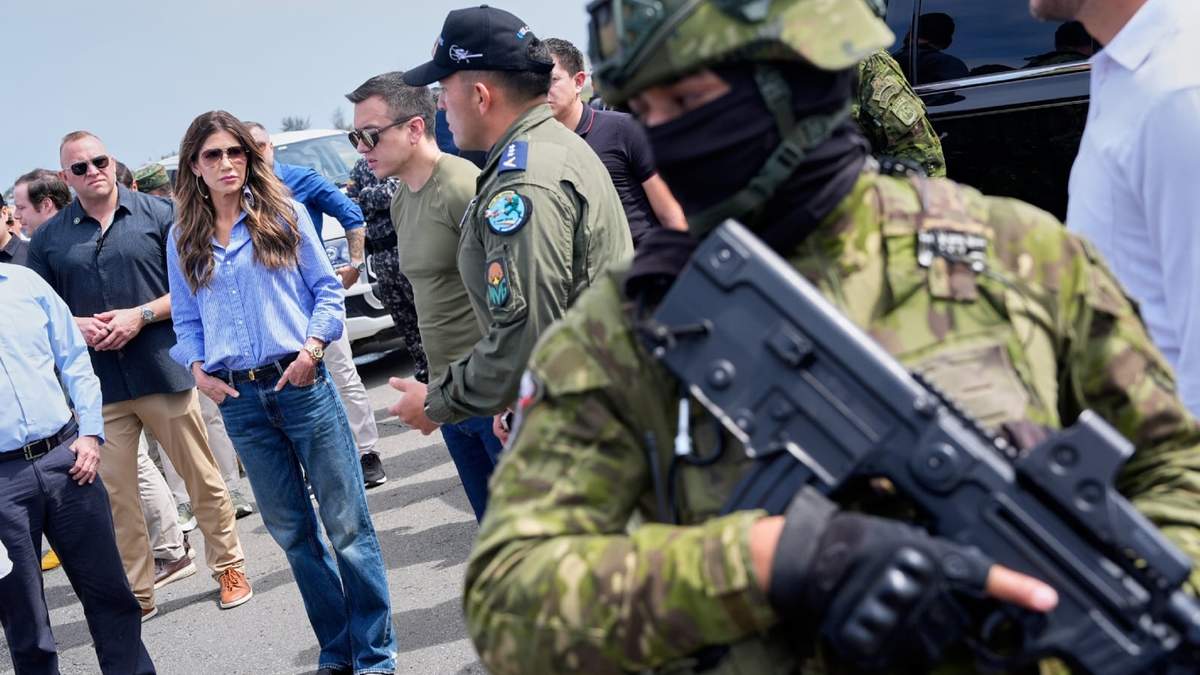 La secretaria de Seguridad Nacional de Estados Unidos, Kristi Noem, conversa con el presidente de Ecuador, Daniel Noboa, durante su visita a la Base Aérea Ulpiano Páez en Ecuador