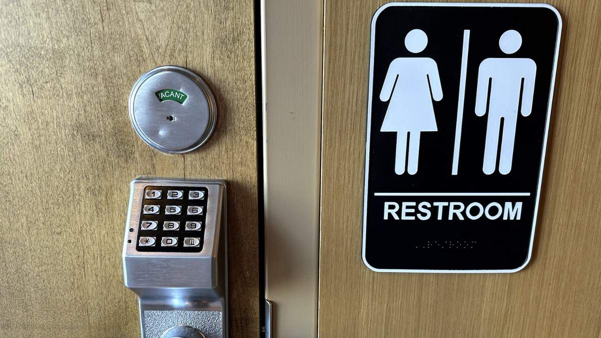 Una cerradura de código de acceso se ve en la puerta de un baño en un Starbucks en Glenview, Illinois
