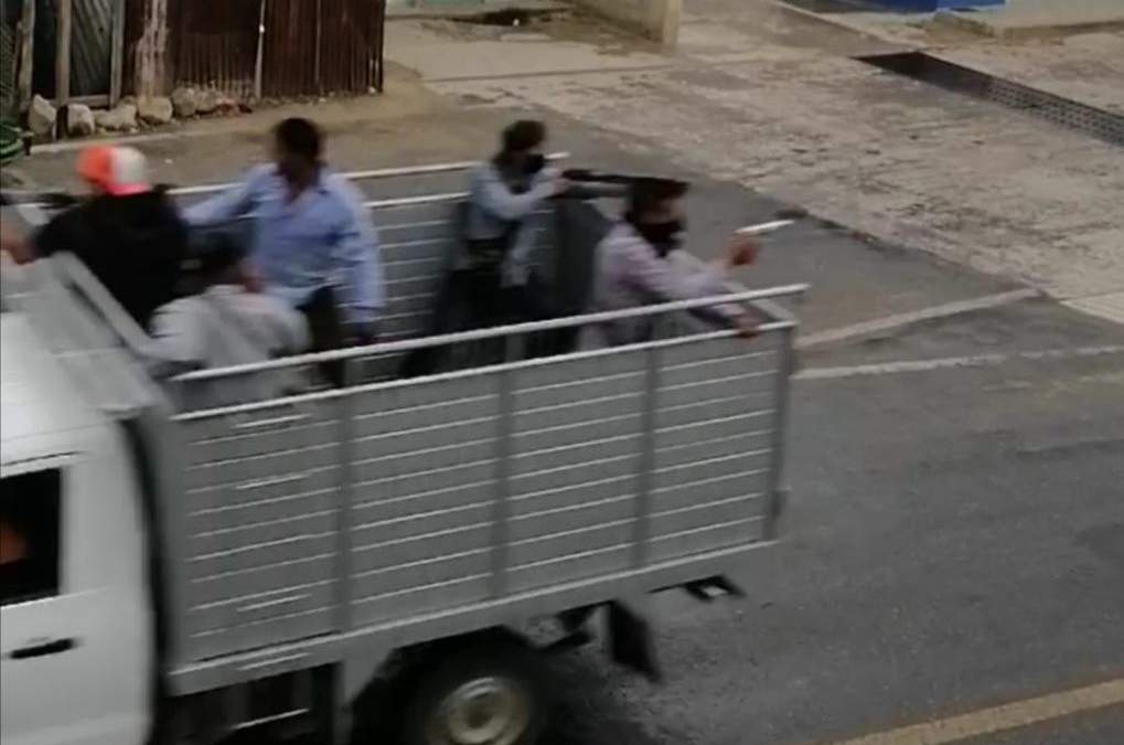 Hombres patrullando las calles y disparando al aire en Chilón.