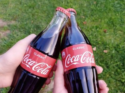 Con pintura y una botella de Coca Cola hacés este adorno creativo que parece salido del arte pop