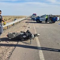 Incidente en Neuquén: una pareja herida tras volcar con su moto en la Ruta del Petróleo