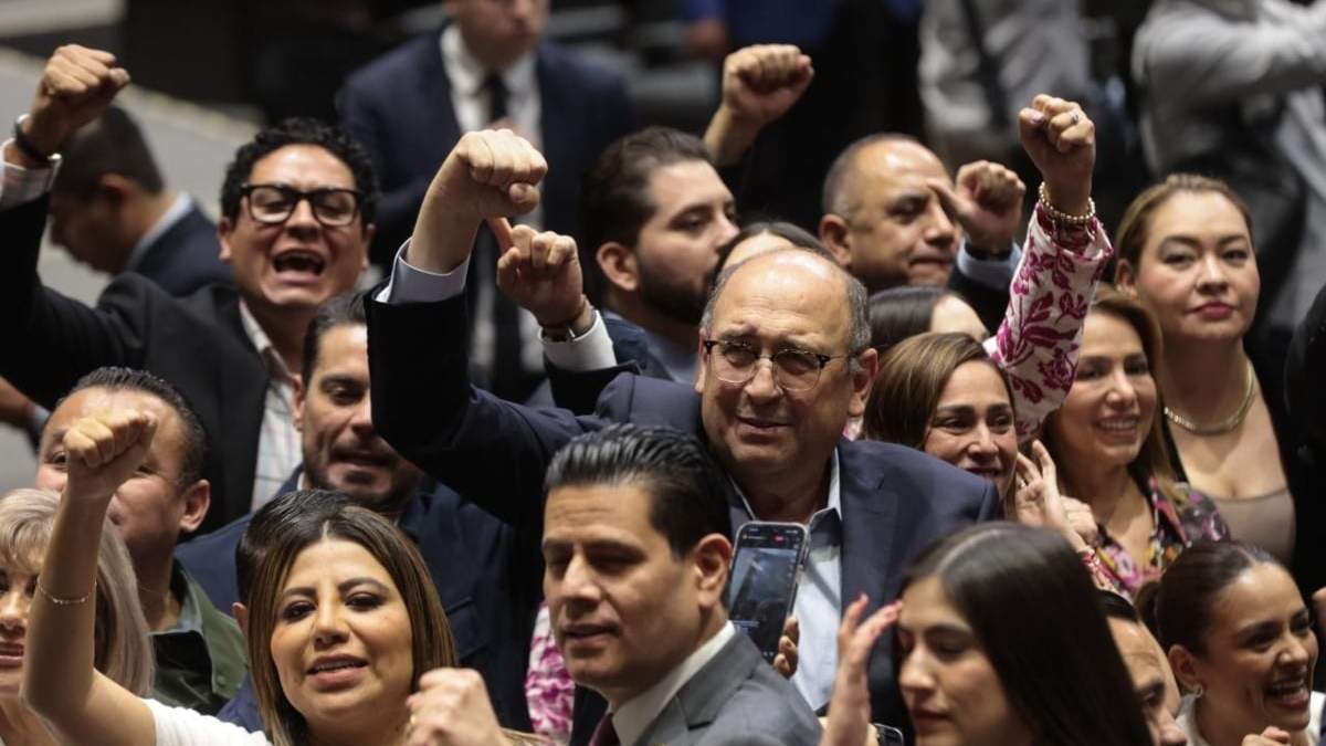 Rubén Moreira celebra, junto a la bancada del PRI, el rechazo de la reforma electoral de Sheinbaum