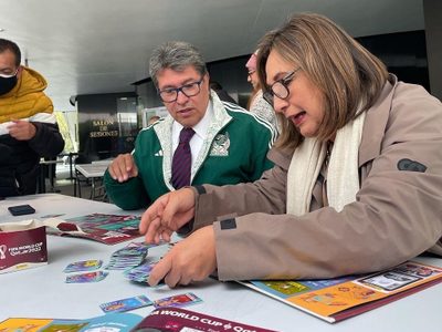Ricardo Monreal y Xóchitl Gálvez intercambian estampas del álbum Panini del Mundial (Video)