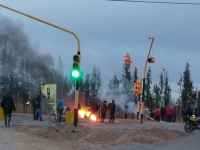 Ruta 22: Corte de desocupados de la UOCRA en Plottier