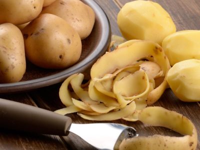 Nunca más tires las cáscaras de papa: así podés preparar el mejor remedio para frenar la caída del cabello