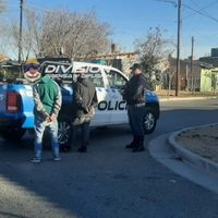 Estaban sentados afuera de un comercio y tenían pedido de captura