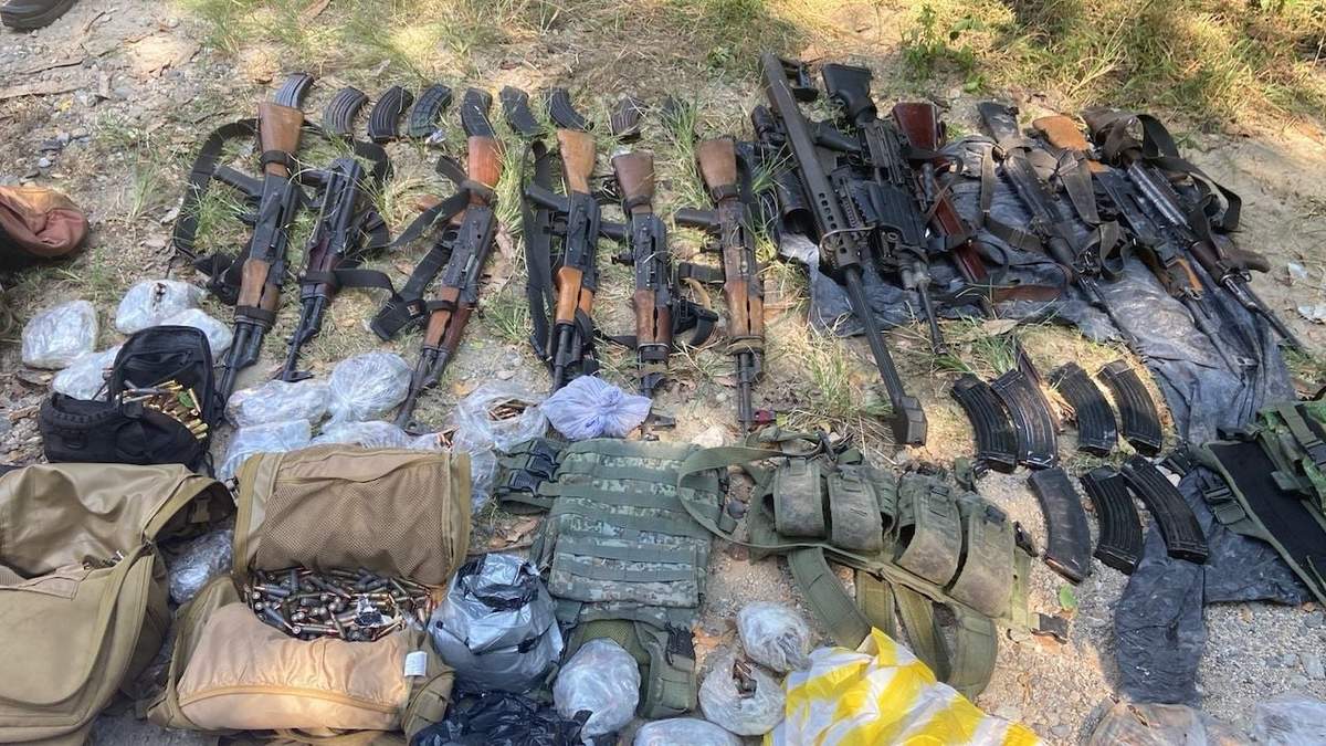 Se aseguraron 15 armas largas, un fusil Barret, una ametralladora Minimi, múltiples cargadores y cartuchos de diferentes calibres