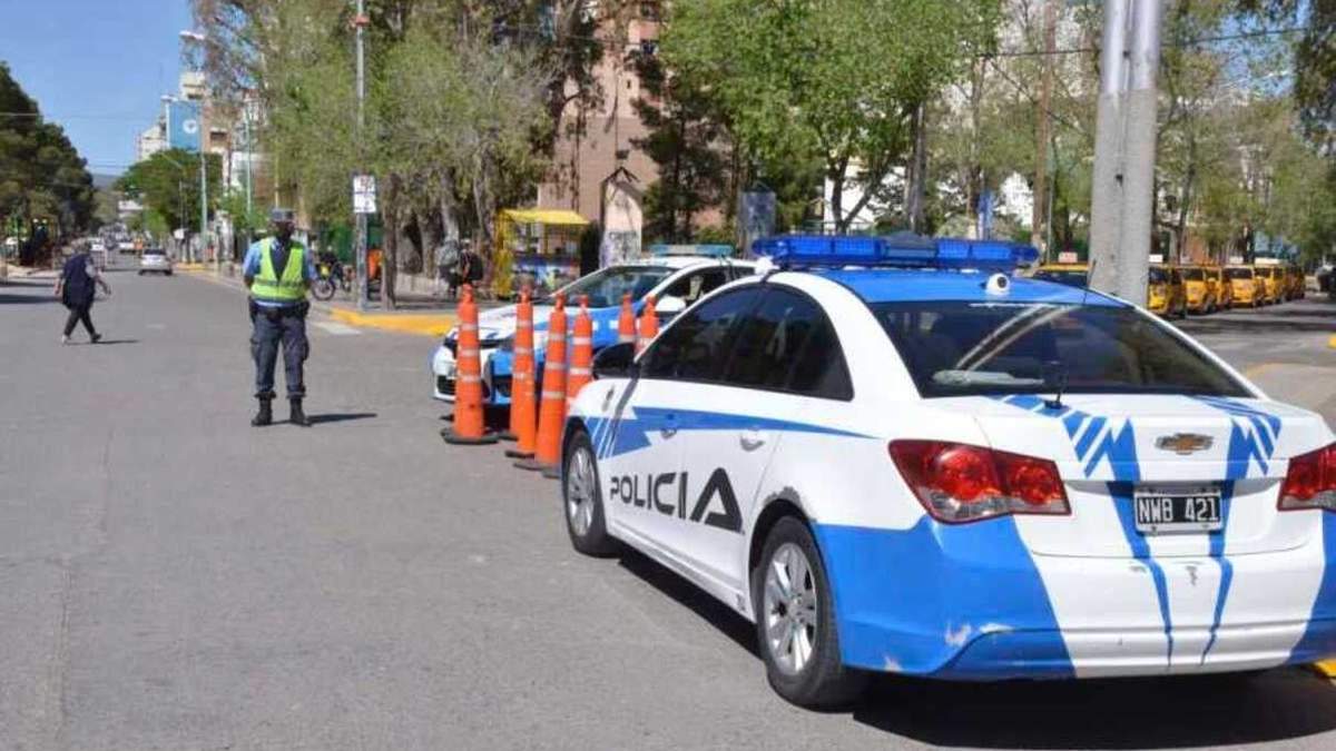 Móviles de la Policía de Neuquén. Fuente: (Twitter)