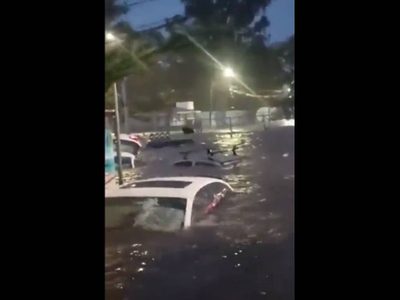 Intensa lluvia deja decenas de vehículos bajo el agua y personas atrapadas en Jalisco (Videos)