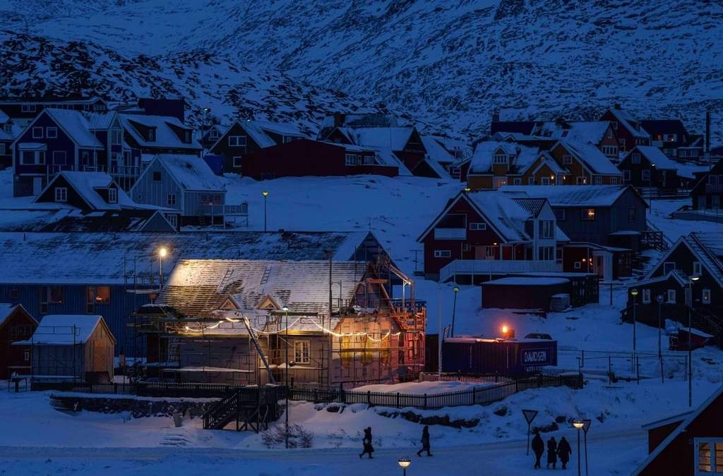 Varias personas caminan por una calle en el centro de Nuuk, Groenlandia, el 13 de enero de 2026