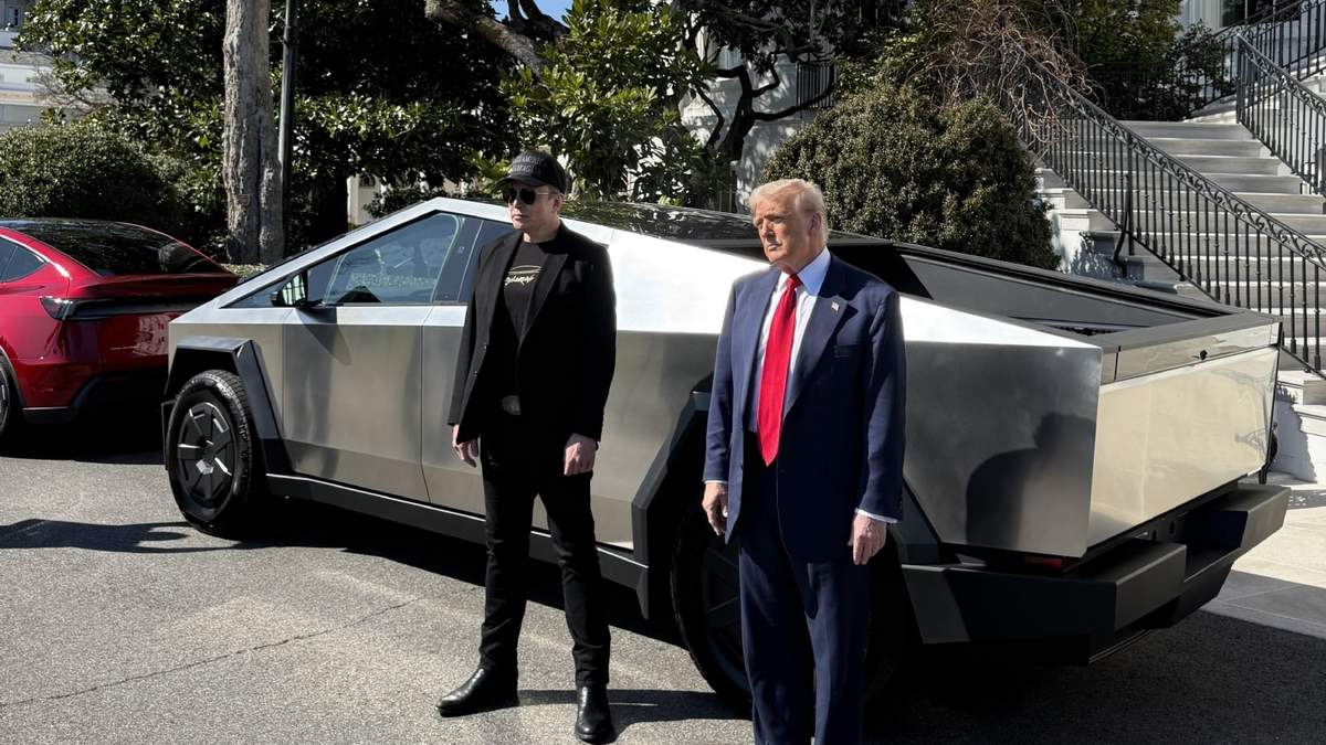Elon Musk y Donald Trump con una Cybertruck en marzo de 2025