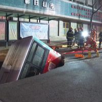Un colectivo se hundió en un enorme socavón en China y deja muertos, heridos y desaparecidos
