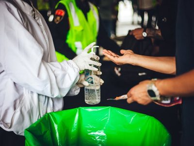 UNAM advierte sobre el gel antibacterial que se vende en el comercio informal