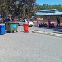 Trabajadores tercerizados del hospital de Centenario siguen de paro