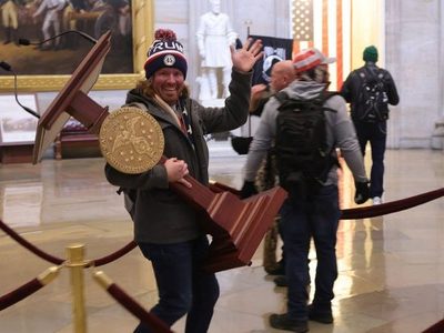 Piden 90 días de cárcel para seguidor de Trump que se fotografió con atril de Pelosi en el Capitolio
