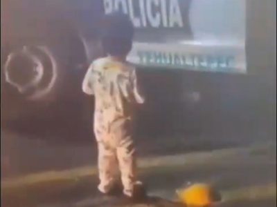 Se viraliza video de un bebé que deambula solo en carretera de Puebla durante la madrugada (Video)
