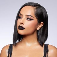 "¡Se abrió de más!" Becky G desde la cama, sin maquillaje y con su bata que mostró todo