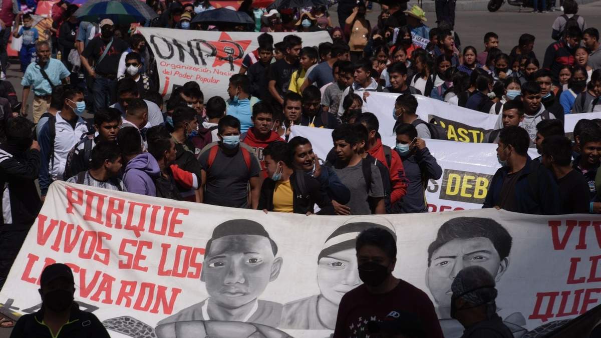 Marcha hacia la SRE encabezada por padres y madres de los normalistas de Ayotzinapa desaparecidos