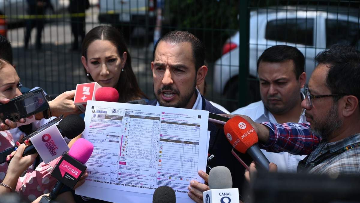 Marko Cortés en su visita a la Junta Distrital 17