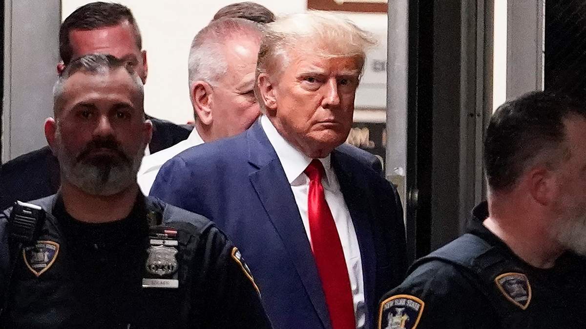 Trump cuando fue escoltado a una sala de un tribunal en Nueva York en abril