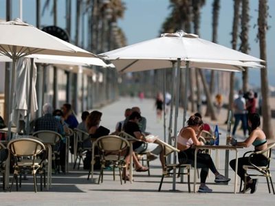 Los gastronómicos en España piden habilitar más terrazas