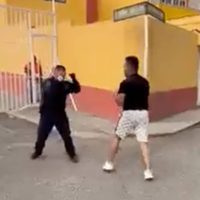 Policía se pelea a golpes en la calle con un vecino en Ecatepec (Video)
