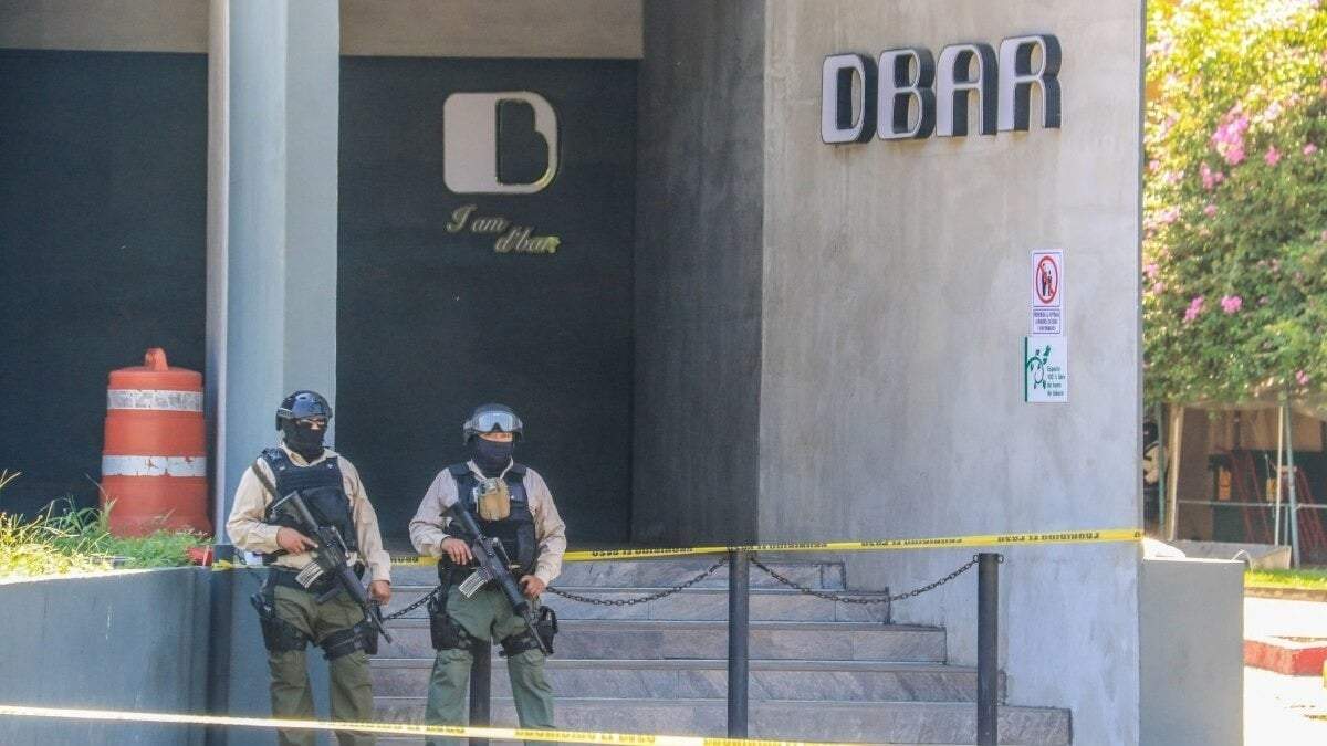 Fuerzas de seguridad resguardan las inmediaciones del antro DBar en Villahermosa, donde murieron seis personas.