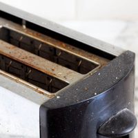El truco perfecto para limpiar tu vieja tostadora sin arruinarla y en pocos minutos
