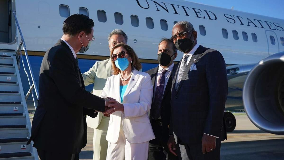 Nancy Pelosi se despide del ministro de Exteriores de Taiwán antes de partir rumbo a Seúl