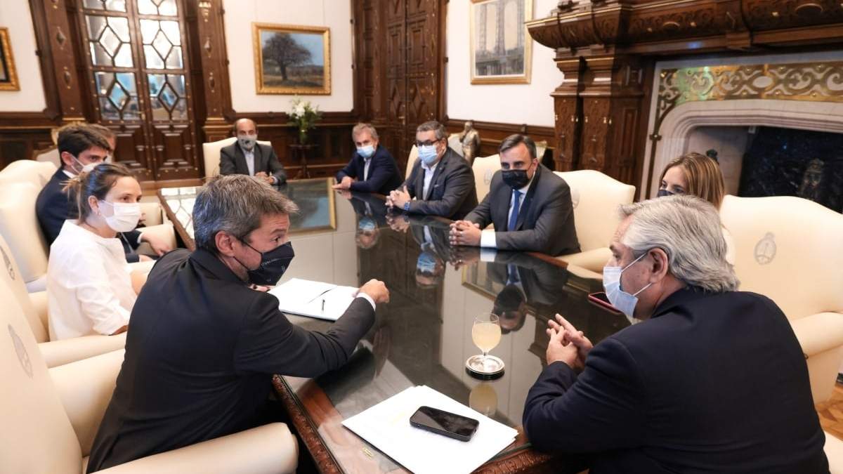 Alberto Fernández firmó un acuerdo con el sector turístico. Fuente: (Twitter).