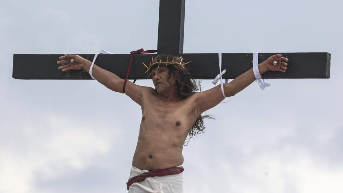 Ruben Enaje permanece en la cruz en una recreación de la crucifixión de Cristo como parte de los ritos del Viernes Santo en San Pedro Culud, al norte de Manila, Filipinas