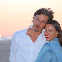 Roberto García Moritán le pone el cuerpo a la lucha contra el coronavirus y así lo acompaña Pampita