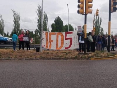 Plottier: el colectivo no frenó y una estudiante terminó hospitalizada por un robo
