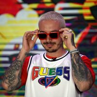 Irreconocible: tras su premiación, J Balvin sorprendió con este look dedicado a alguien insólito