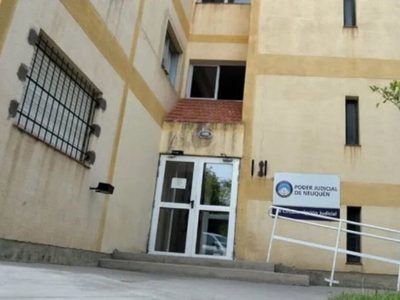 En una reunión con amigos, golpeó a su pareja con el mango de un cuchillo