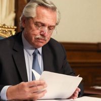 Alberto Fernández reconoció que evalúa restringir la compra de 200 dólares mensuales