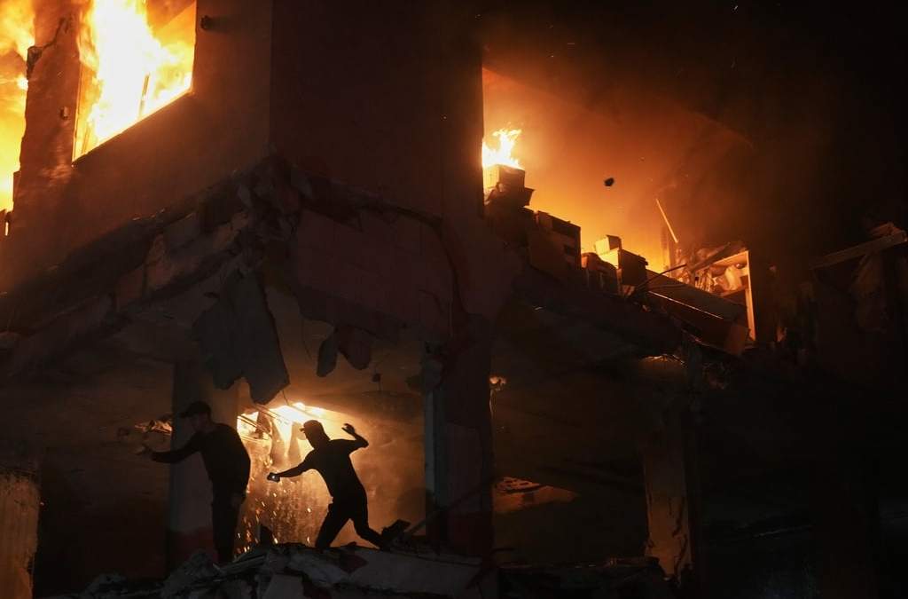 Palestinos huyen de un incendio tras un ataque israelí en un edificio residencial en el vecindario de Rimal, el viernes 15 de mayo de 2026, en Ciudad de Gaza