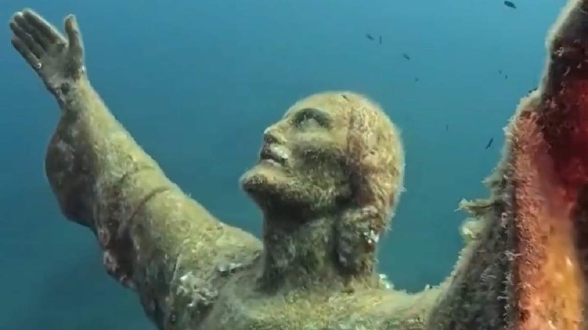 Así es la espectacular escultura del Cristo del Abismo a 17 metros bajo el mar