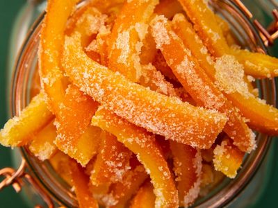 No gastes fortuna en cascaritas confitadas: así podés prepararlas en casa y aprovechar las cáscaras de los cítricos