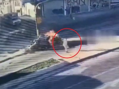 Video: cinco hombres salen corriendo de un auto en llamas tras se aplastados por un colectivo
