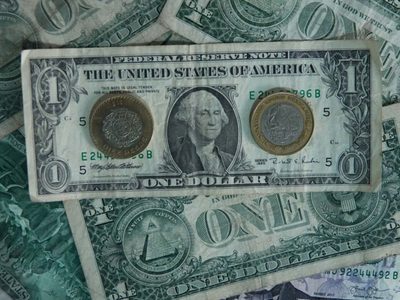 Peso se aprecia, aunque el dólar muestra un proceso de fortalecimiento