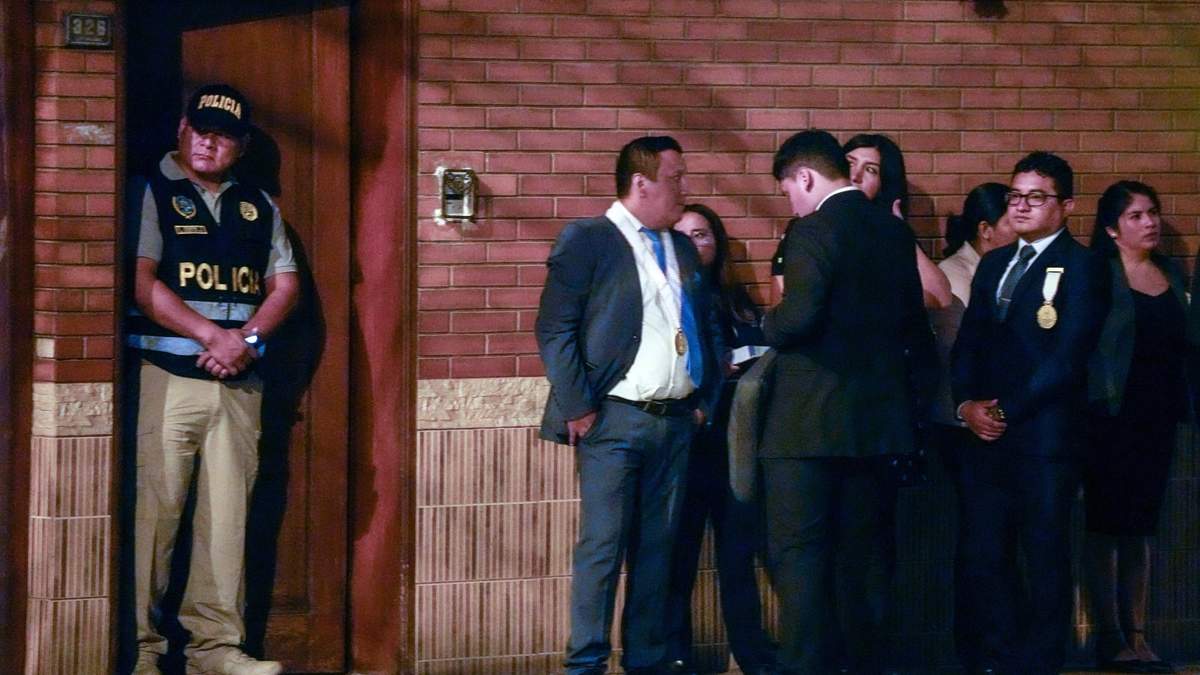 Efectivos de la policía y la fiscalía, en el exterior de la casa de la presidenta de Perú, Dina Boluarte