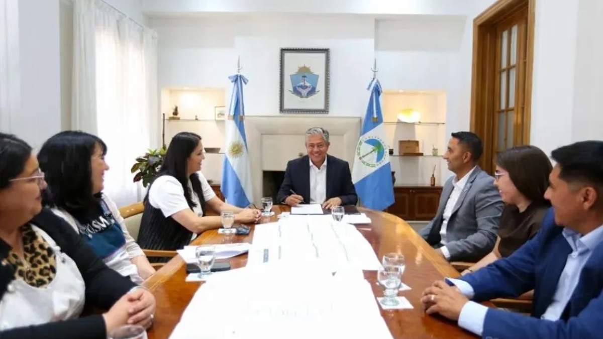 El gobernador, Rolando Figueroa firmó el convenio para la construcción del SUM. Fuente: (Gobierno de Neuquén)