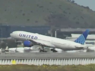 Avión de United Airlines pierde llanta en pleno vuelo y causa daños a tres autos (Video)