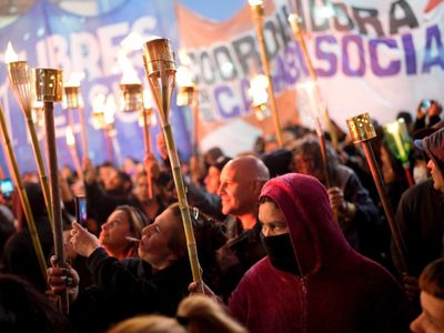 Miles marchan con antorchas contra pobreza en Argentina